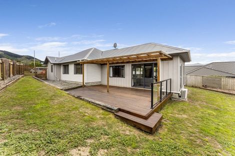 Photo of property in 29 James Nairn Grove, Riverstone Terraces, Upper Hutt, 5018