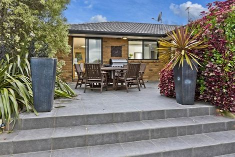 Photo of property in 16 Baulcomb Parade, Windsor Park, Auckland, 0632