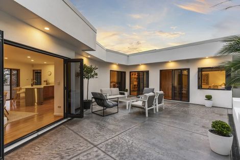 Photo of property in 1/52 Masterton Road, Rothesay Bay, Auckland, 0630