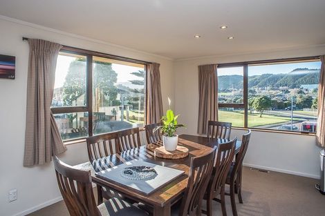 Photo of property in 5 Chilton Drive, Paraparaumu, 5032