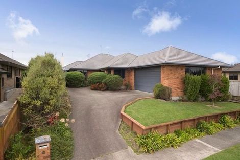Photo of property in 12 Johnstone Drive, Fitzherbert, Palmerston North, 4410