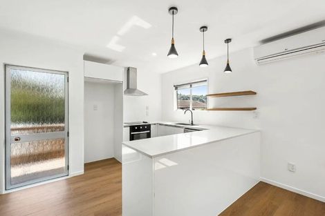Photo of property in 2/8 Thistledew Place, Bayview, Auckland, 0629