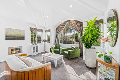 Photo of property in 52 Rising Parade, Fairview Heights, Auckland, 0632