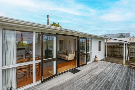 Photo of property in 42 Queens Road, Waikanae Beach, Waikanae, 5036