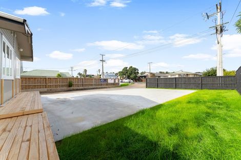 Photo of property in 9 Bay Street, Red Beach, 0932