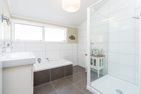 Photo of property in 450 Te Moana Road, Waikanae, 5036