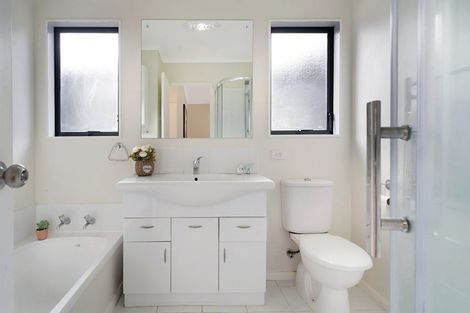 Photo of property in 124a Golf Road, New Lynn, Auckland, 0600