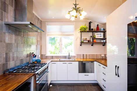 Photo of property in 2 Convent Road, Bluff Hill, Napier, 4110