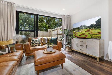 Photo of property in 18 Tokai Place, Glen Eden, 0602