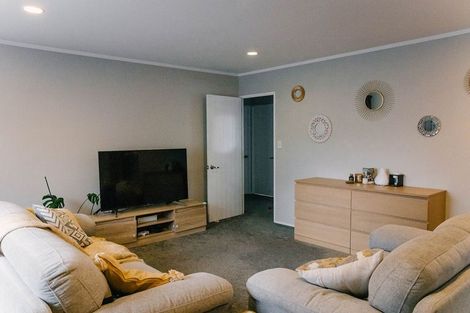 Photo of property in 1 Marbella Drive, Massey, Auckland, 0614