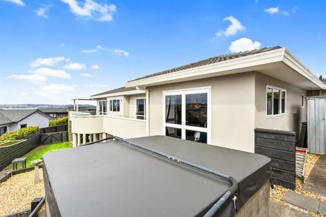 Photo of property in 26 Bernleigh Terrace, West Harbour, Auckland, 0618