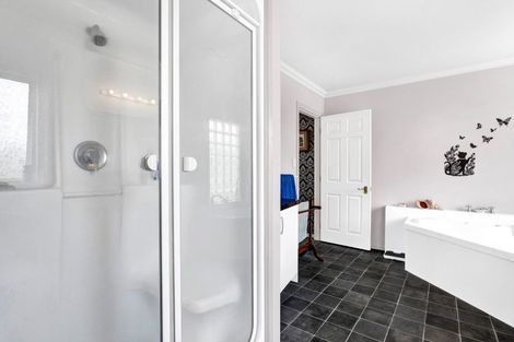 Photo of property in 30 Messenger Terrace, Oakura, 4314