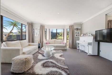 Photo of property in 9 Jomard Terrace, Northcross, Auckland, 0632