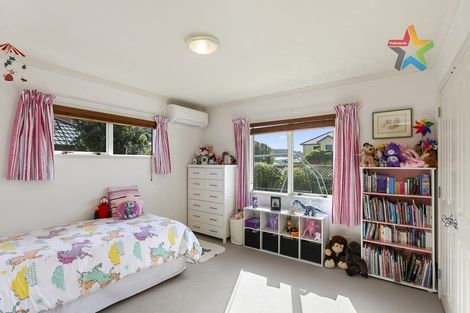 Photo of property in 8 Bennett Grove, Newlands, Wellington, 6037