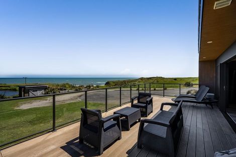 Photo of property in 21 Rosemount Road, Waverley, 4591