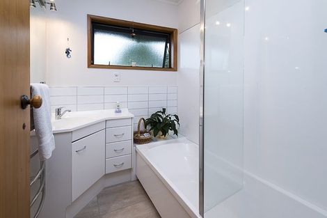 Photo of property in 17 Stevenson Way, Cockle Bay, Auckland, 2014