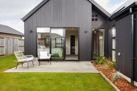 Photo of property in 4 Sardinia Grove, Fitzherbert, Palmerston North, 4410