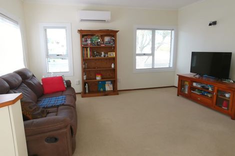 Photo of property in 52 Old Lake Road, Narrow Neck, Auckland, 0624