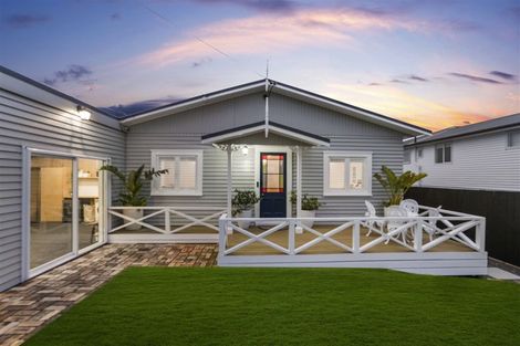 Photo of property in 1/126 Rangatira Road, Beach Haven, Auckland, 0626