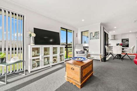 Photo of property in 4 Te Taniwha Road, One Tree Point, 0118