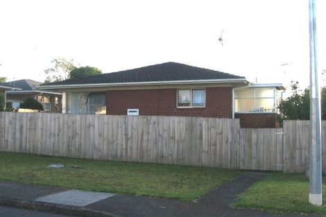 Photo of property in 2/19 Mannering Place, Hillcrest, Auckland, 0627