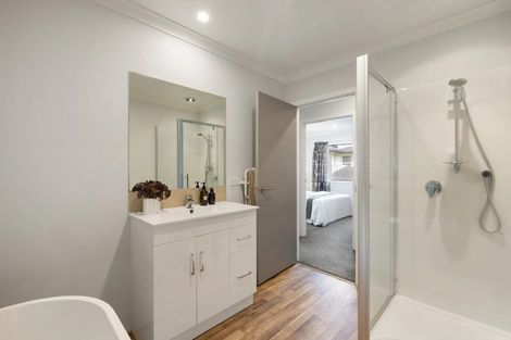 Photo of property in 82 Grey Street, Cambridge, 3434