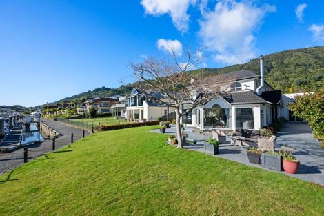 Photo of property in 37 Waikawa Road, Picton, 7220