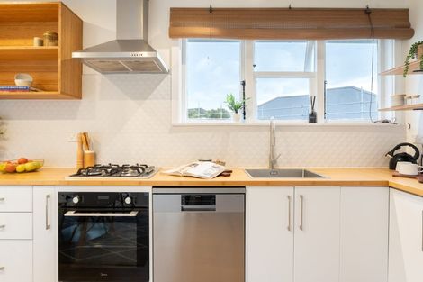 Photo of property in 28 Dimock Street, Titahi Bay, Porirua, 5022