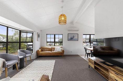 Photo of property in 8 Taurus Place, Kawaha Point, Rotorua, 3010