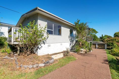 Photo of property in 16 Pohutukawa Avenue, Red Beach, 0932