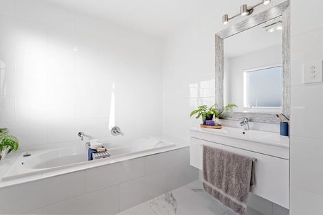 Photo of property in 24 Woodridge Drive, Stanmore Bay, Whangaparaoa, 0932