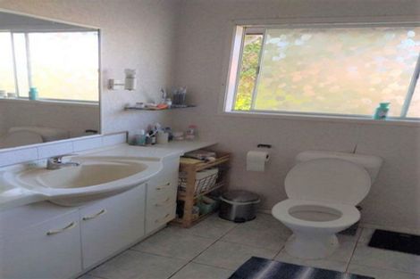 Photo of property in 1 Ravenwood Drive, Forrest Hill, Auckland, 0620