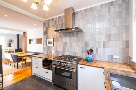 Photo of property in 2 Convent Road, Bluff Hill, Napier, 4110