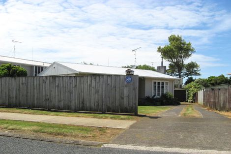 Photo of property in 17 Koru Street, Mangere Bridge, Auckland, 2022