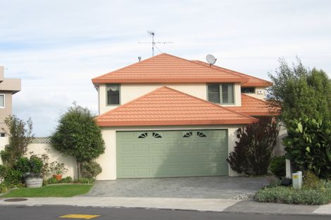Photo of property in 12 Forbes Lane, Newlands, Wellington, 6037