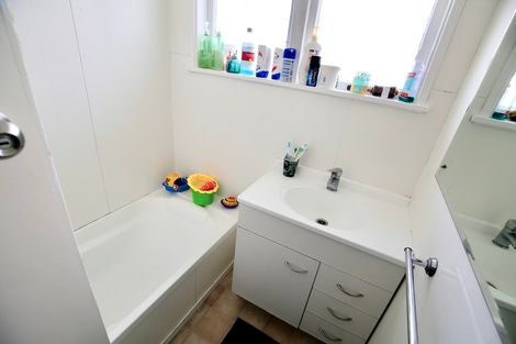 Photo of property in 17 Paul Crescent, Fairfield, Hamilton, 3214