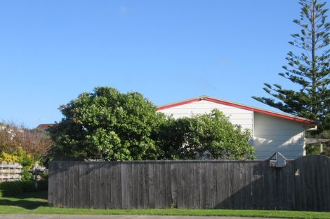 Photo of property in 20 Adrian Grove, Waikanae Beach, Waikanae, 5036