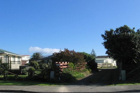 Photo of property in 16 Adrian Grove, Waikanae Beach, Waikanae, 5036