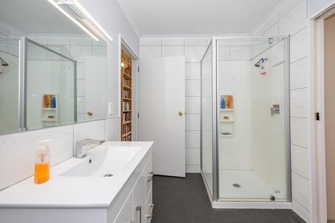 Photo of property in 23 Waiwherowhero Drive, St Andrews, Hamilton, 3200