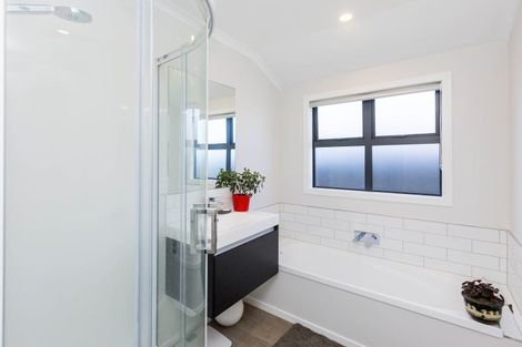 Photo of property in 16 Whitten Way, Wallaceville, Upper Hutt, 5018