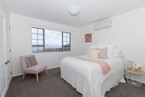 Photo of property in 15 Somes Crescent, Newlands, Wellington, 6037