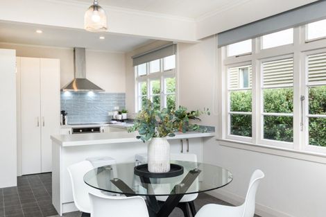 Photo of property in 32 Pahiatua Street, Hokowhitu, Palmerston North, 4410