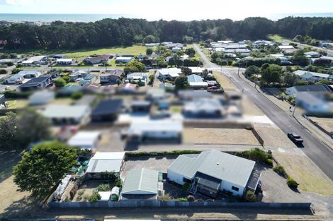 Photo of property in 10 Hennessy Street West, Foxton Beach, Foxton, 4815