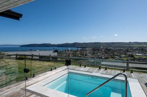 Photo of property in 18 Peregrine Place, Kinloch, Taupo, 3377