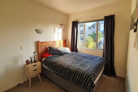 Photo of property in 21 Springwater Vale, Unsworth Heights, Auckland, 0632