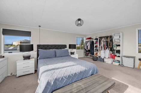 Photo of property in 37 Pitt Street, Clive, 4102