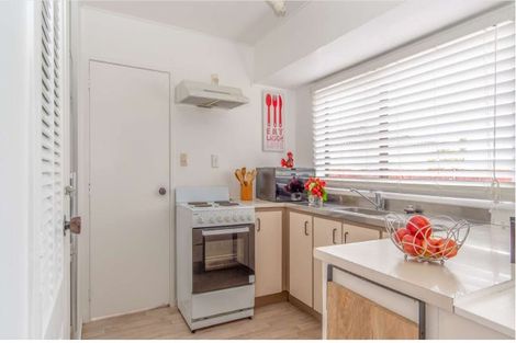 Photo of property in 2/4 Tyndrum Place, Highland Park, Auckland, 2010