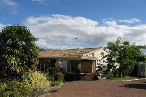 Photo of property in 18 St Lucia Place, Unsworth Heights, Auckland, 0632