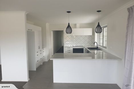 Photo of property in 30 Kaurinui Crescent, One Tree Point, 0118