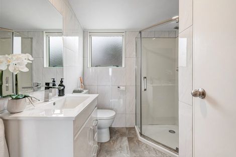 Photo of property in 28 Barbados Drive, Unsworth Heights, Auckland, 0632